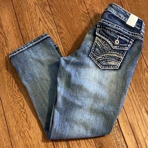 Maurice’s low rise, straight leg, cropped denim blue jean capris. Women’s 7/8